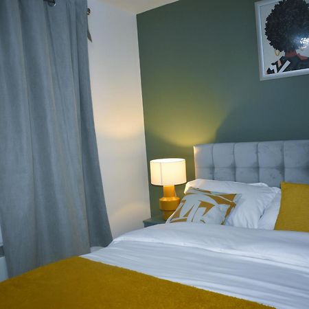 Luxury 2 Bed House With 3 Beds,3 Free Parking Lot In Dartford Near Town Centre, Adjacent Bus Stop, Train Station, Bluewater Mall, 25Mins To London City Airport,20 Miles From Central London Exterior foto