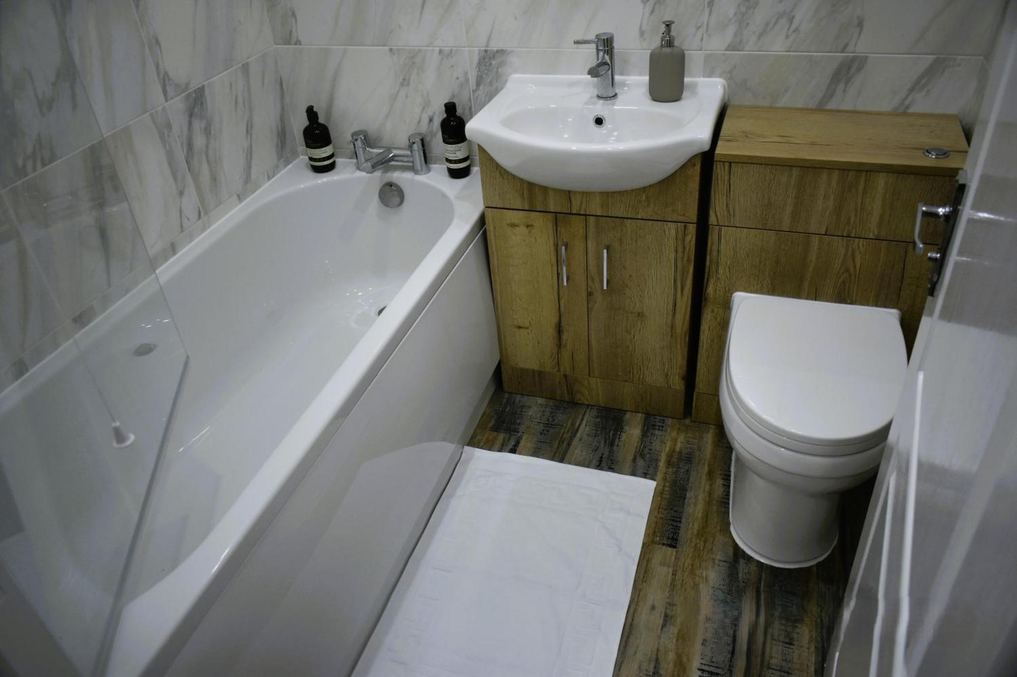 Luxury 2 Bed House With 3 Beds,3 Free Parking Lot In Dartford Near Town Centre, Adjacent Bus Stop, Train Station, Bluewater Mall, 25Mins To London City Airport,20 Miles From Central London Exterior foto