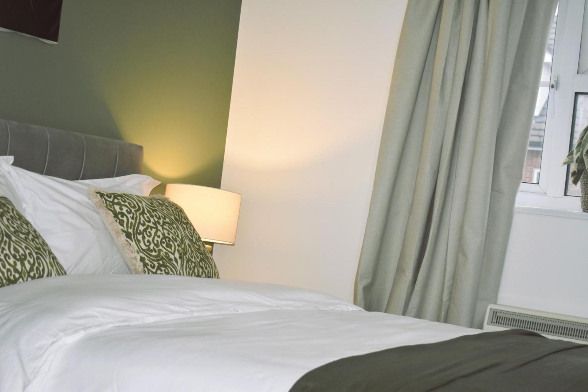 Luxury 2 Bed House With 3 Beds,3 Free Parking Lot In Dartford Near Town Centre, Adjacent Bus Stop, Train Station, Bluewater Mall, 25Mins To London City Airport,20 Miles From Central London Exterior foto