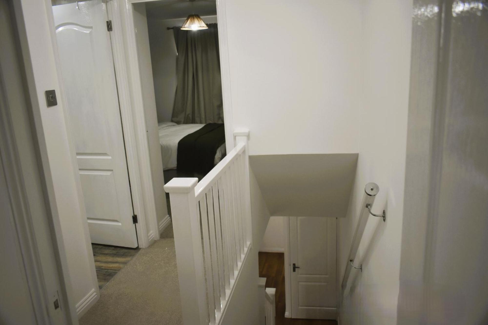Luxury 2 Bed House With 3 Beds,3 Free Parking Lot In Dartford Near Town Centre, Adjacent Bus Stop, Train Station, Bluewater Mall, 25Mins To London City Airport,20 Miles From Central London Exterior foto
