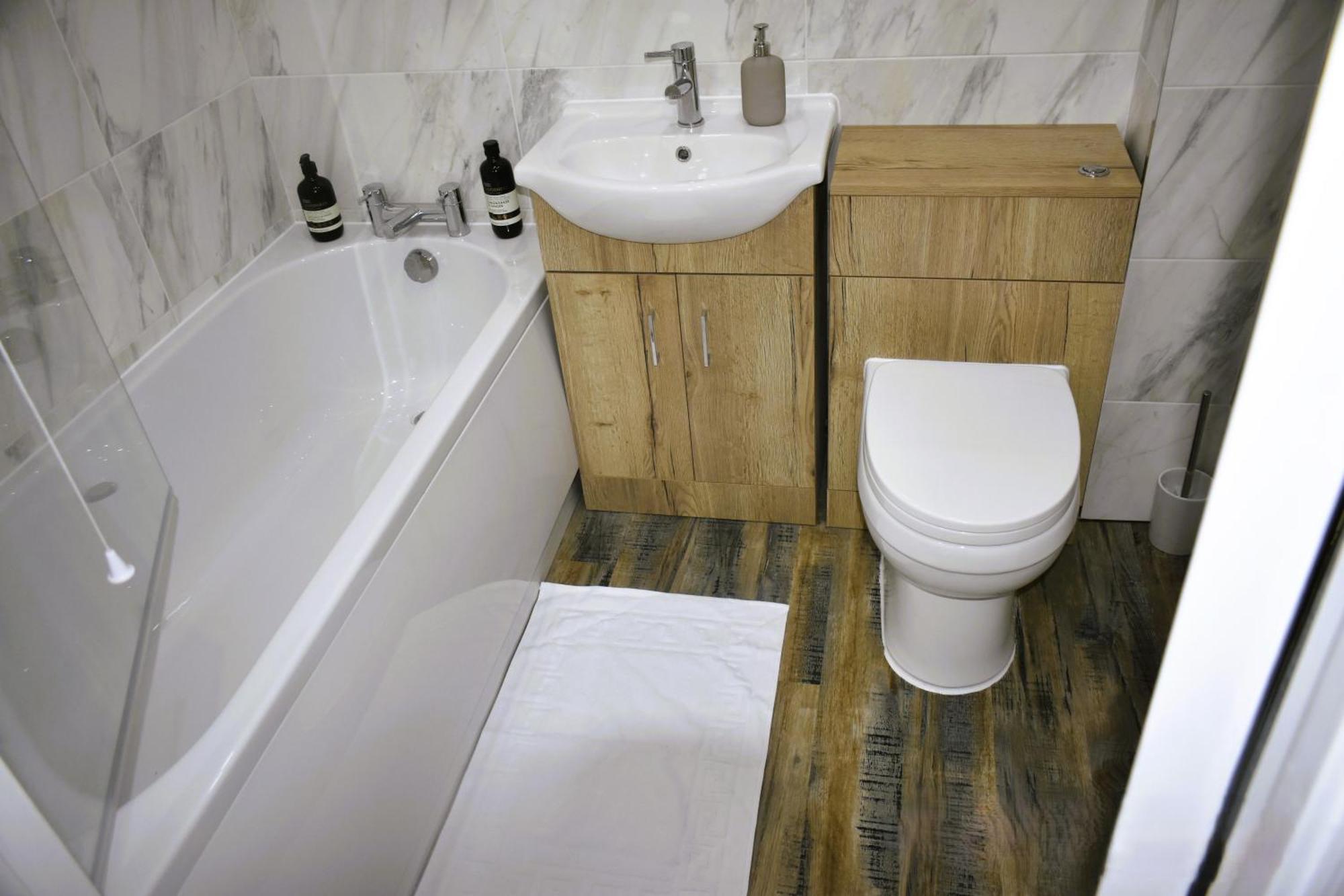 Luxury 2 Bed House With 3 Beds,3 Free Parking Lot In Dartford Near Town Centre, Adjacent Bus Stop, Train Station, Bluewater Mall, 25Mins To London City Airport,20 Miles From Central London Exterior foto