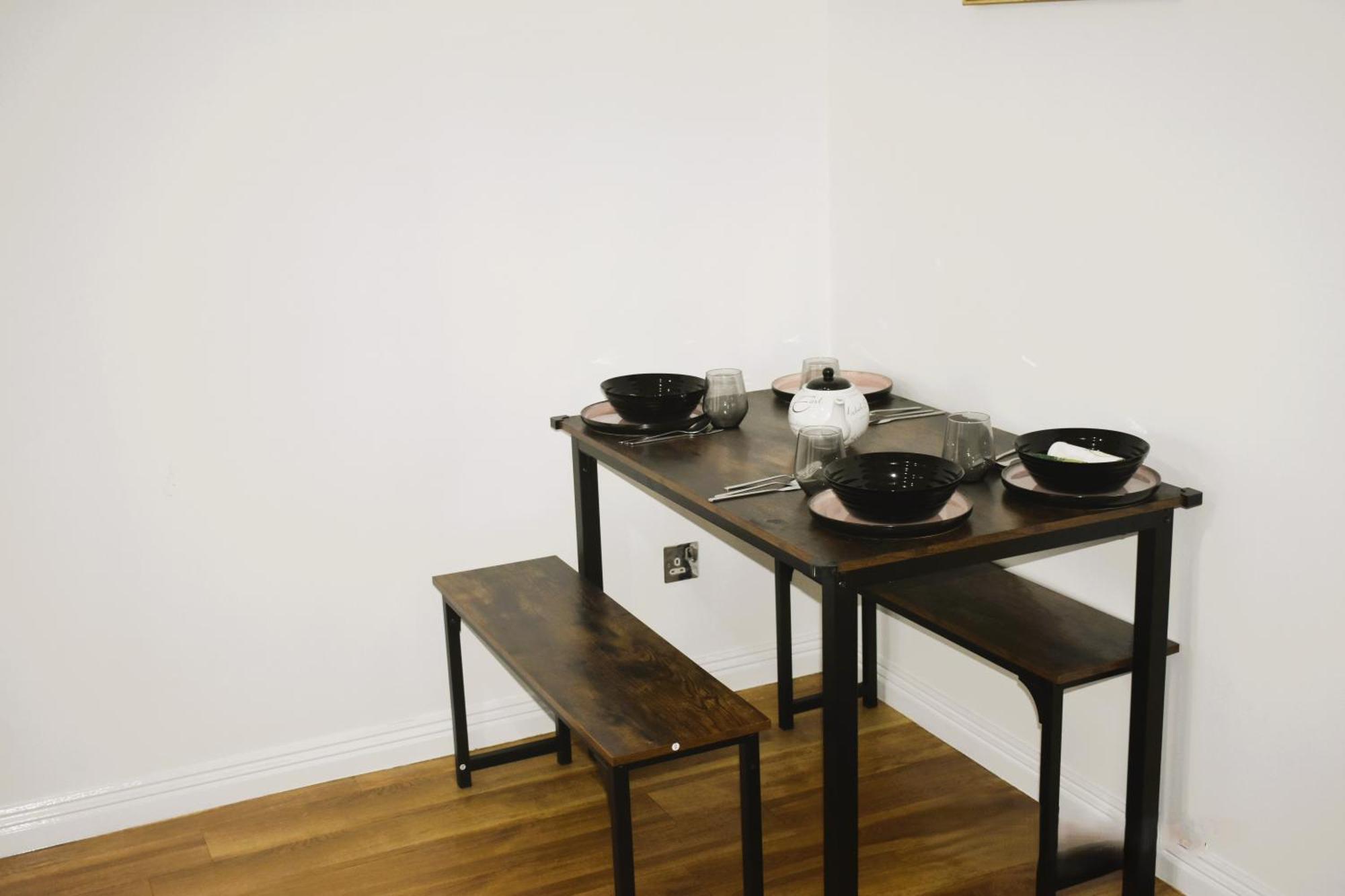 Luxury 2 Bed House With 3 Beds,3 Free Parking Lot In Dartford Near Town Centre, Adjacent Bus Stop, Train Station, Bluewater Mall, 25Mins To London City Airport,20 Miles From Central London Exterior foto